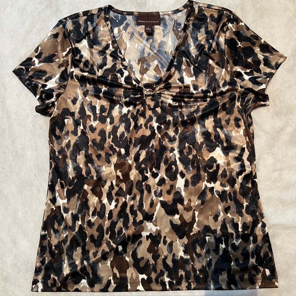 Dana Buchman Sz. L Leopard Animal Brown V-Neck w/Gold Ring Silky Blouse Shirt